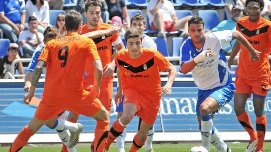 Pelayo, en el centro, trata de controlar un balón, con Rubiato de espaldas y Aitor Sanz siguiendo la jugada. | lof