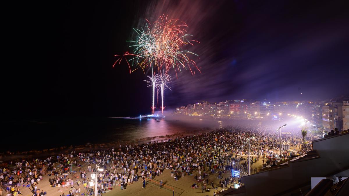 Con conciertos en los dos extremos del paseo, Las Canteras brilla en la noche de San Juan.