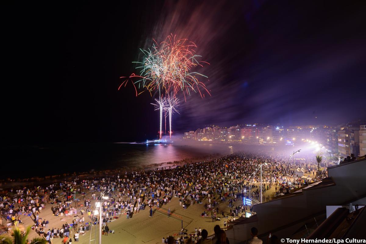 Con conciertos en los dos extremos del paseo, Las Canteras brilla en la noche de San Juan.