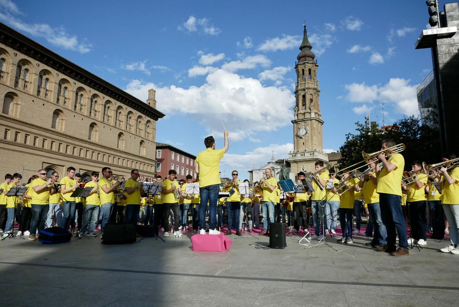 Más de 230 instrumentistas de metal tocan en la plaza del Pilar