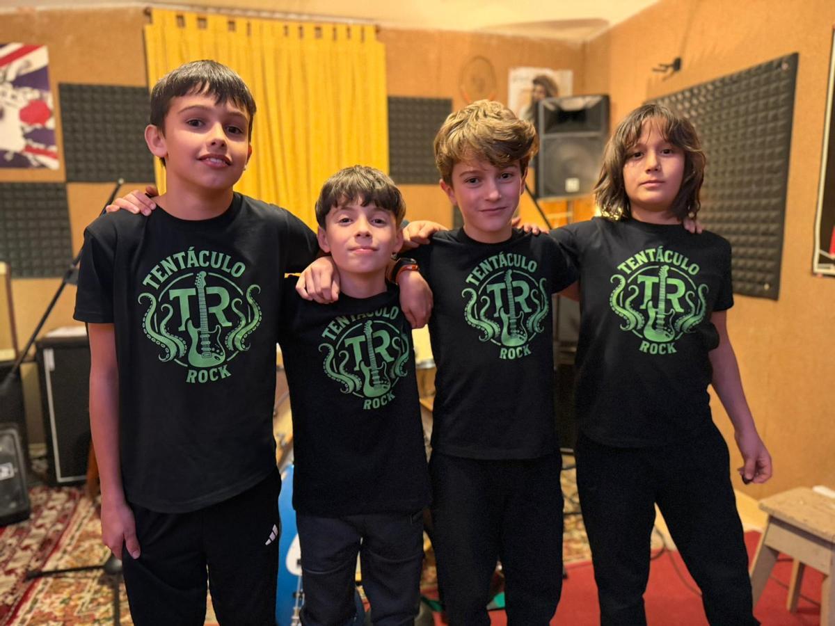Lois García, Martiño Ramos, Carlos Nieto y Leo Figueiras en su local de ensayo.