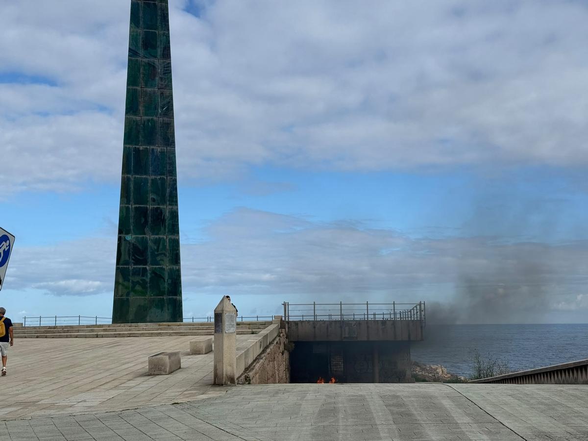 Incendio en los bajos del Obelisco Millenium, en A Coruña