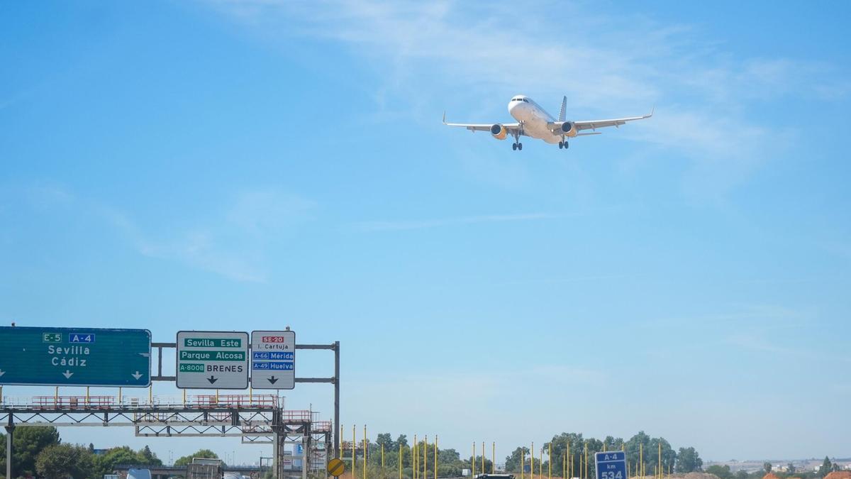 Un avión sobrevuela la autovía A-4 antes de aterrizar en el aeropuerto de Sevilla. POLITICA ANDALUCÍA ESPAÑA EUROPA SEVILLA JOAQUÍN CORCHERO-EUROPA PRESS