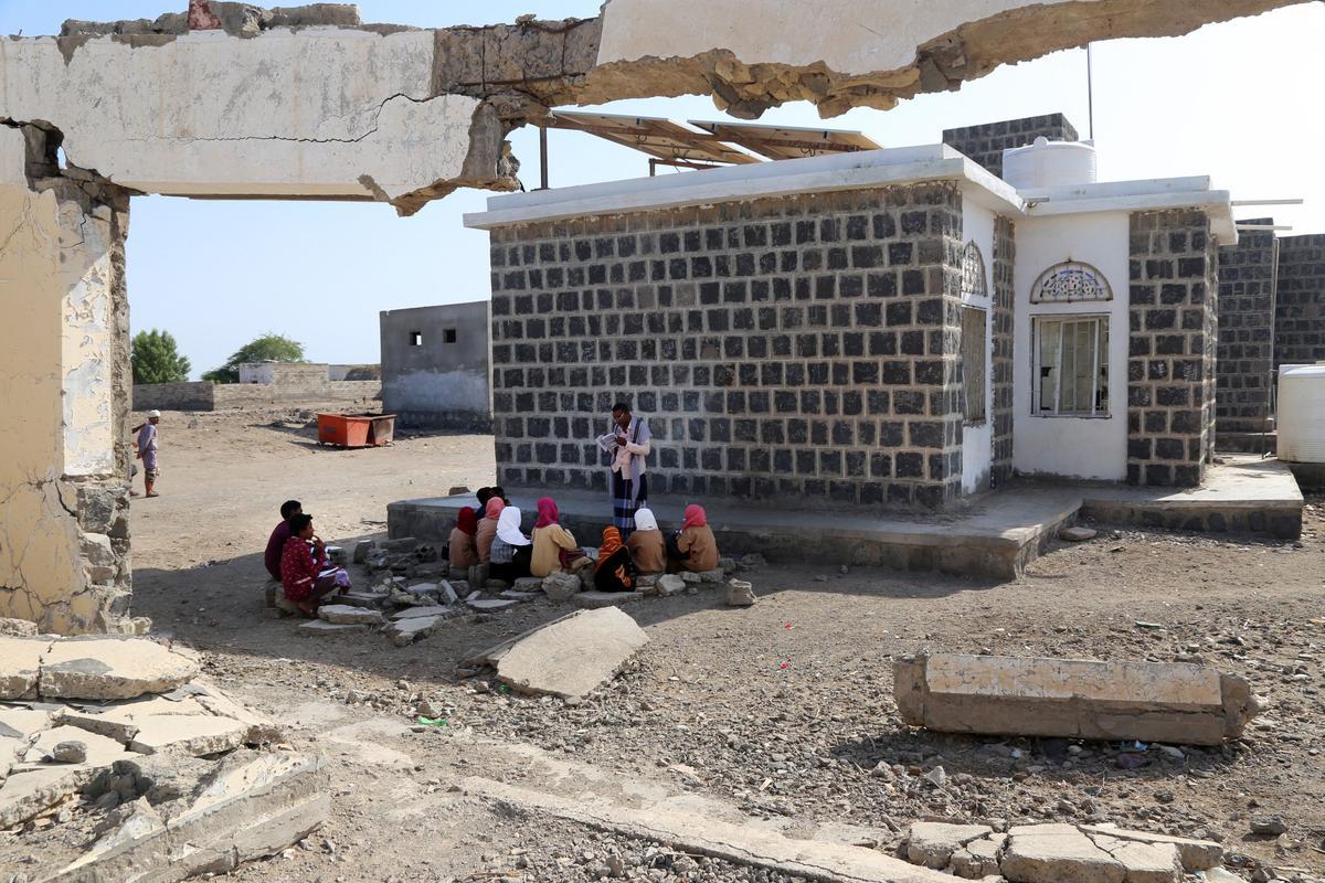 Cientos de niños de la provincia de Hodeida, en Yemen, han retomado el curso escolar en su país haciendo clases al aire libre, al encontrarse las escuelas prácticamente destruidas por la guerra.