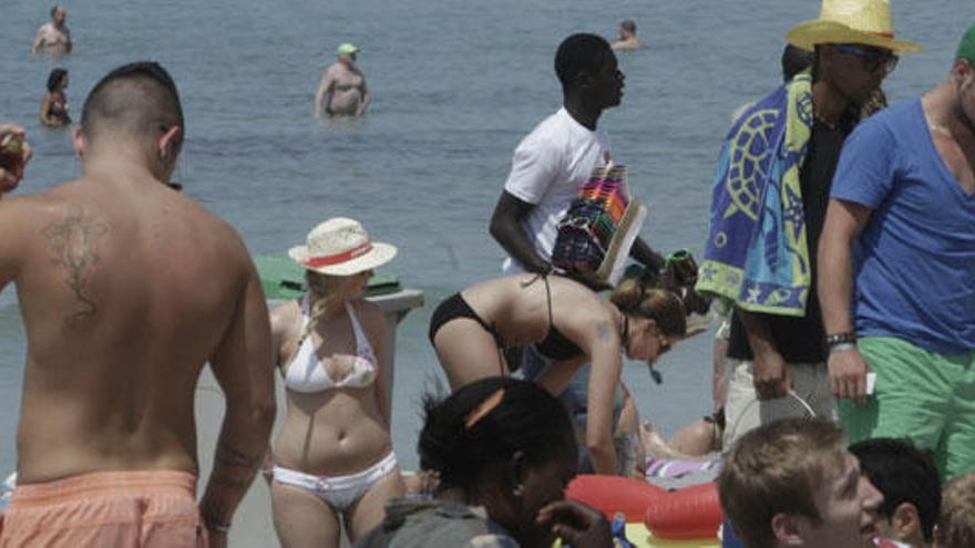 Turistas en Playa de Palma, en una imagen de archivo.