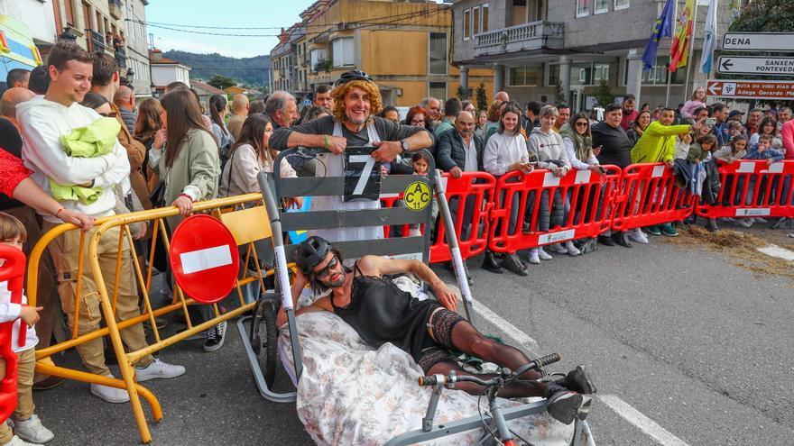 La veloz cama de &quot;Os Rompecolchóns 2.0&quot; consigue la victoria en la desternillante carrera de Meaño