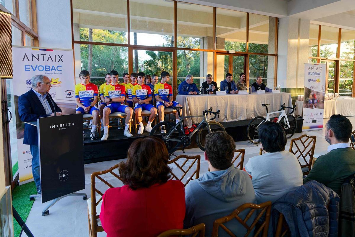 El acto contó con la presentación de los 11 corredores, así como el equipo técnico y la presencia de instituciones.