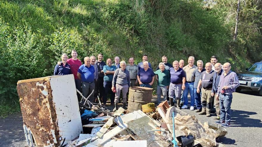 El club Castillo Ulla-Deza retira residuos y limpia caminos de acceso a los dos cauces