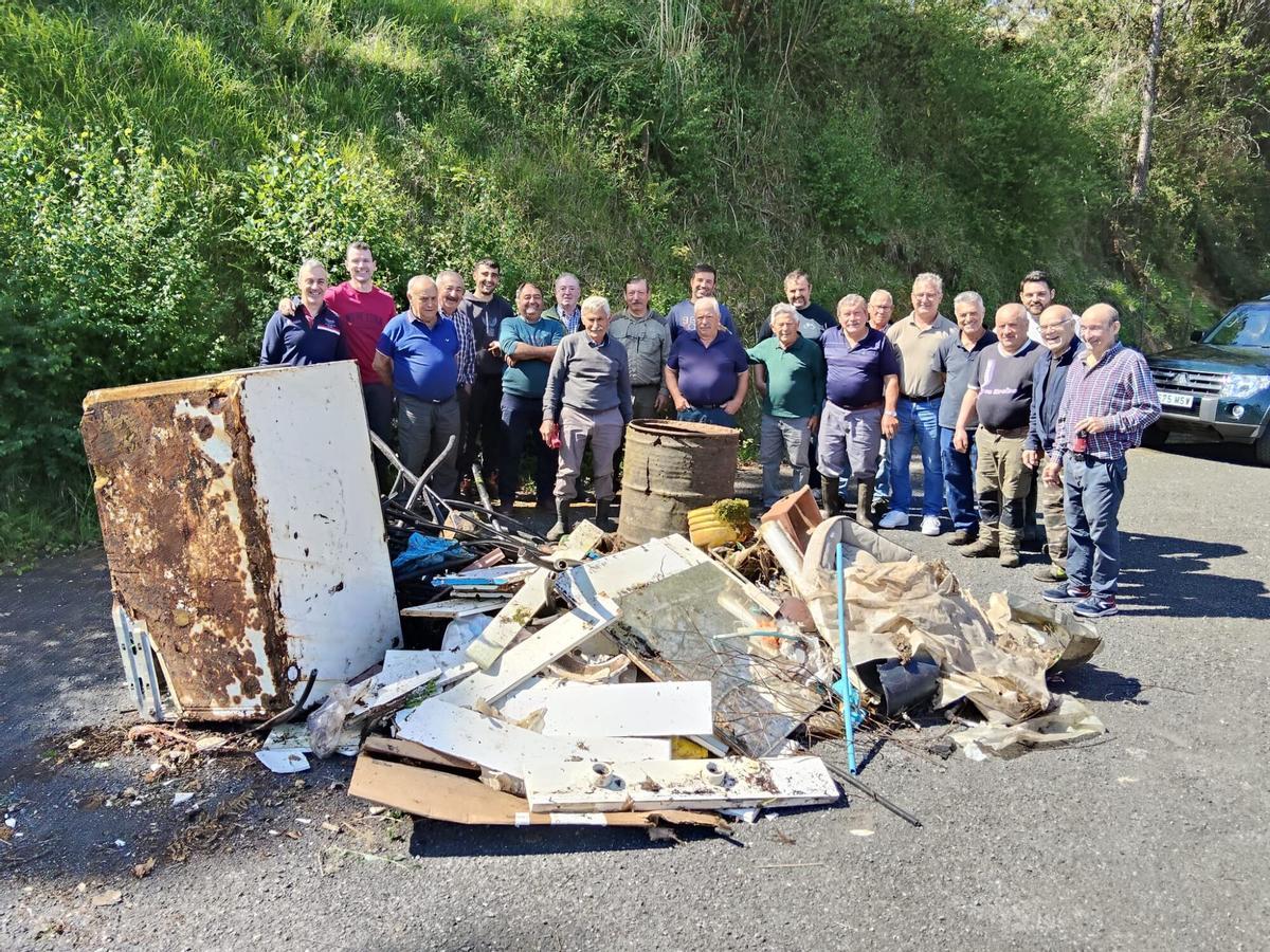 Pescadores del club Castillo Ulla-Deza, junto a la basura retirada.