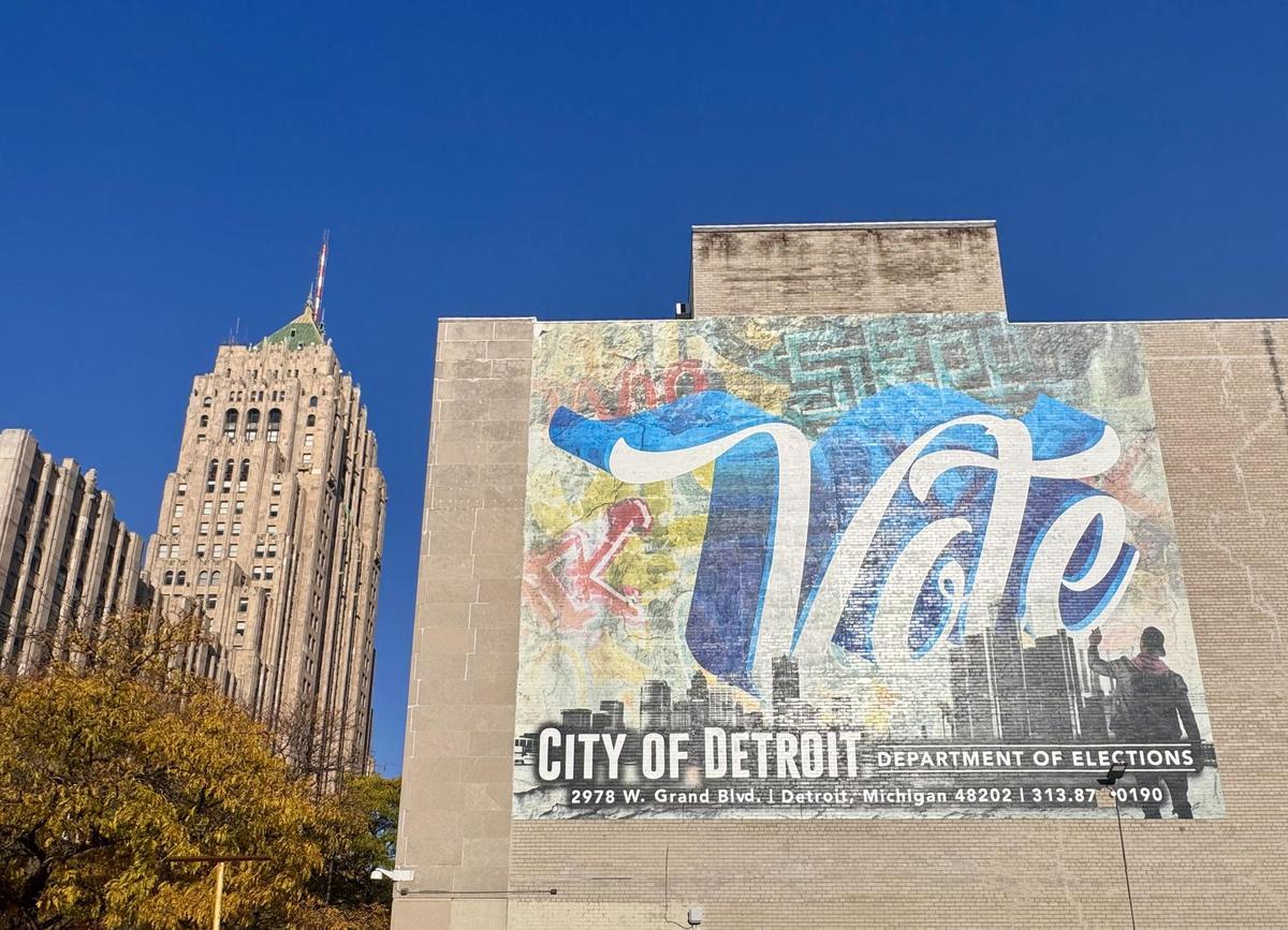 Un mural llama al voto en la ciudad de Detroit (Míchigan).