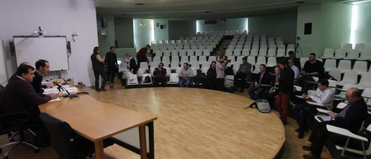 El presidente del Club Ourense Baloncesto se dirige a los presentes al comienzo de la junta de accionistas de ayer. // Jesús Regal