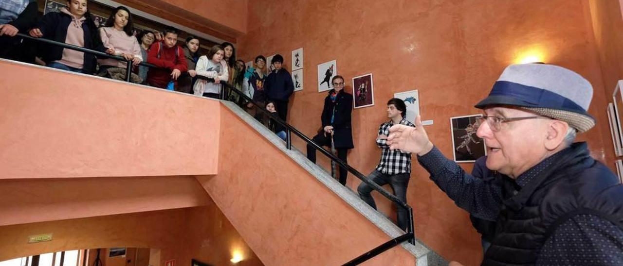 Paco Abril, en primer término, muestra a los alumnos sus creaciones en el Atenéu de Turón.