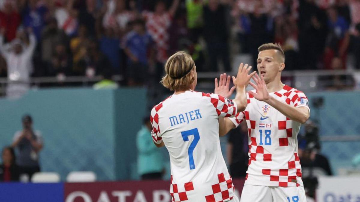 Orsic i Majer celebren el quart gol de Croàcia a Canadà. |  | MARIO DJURICA/REUTERS