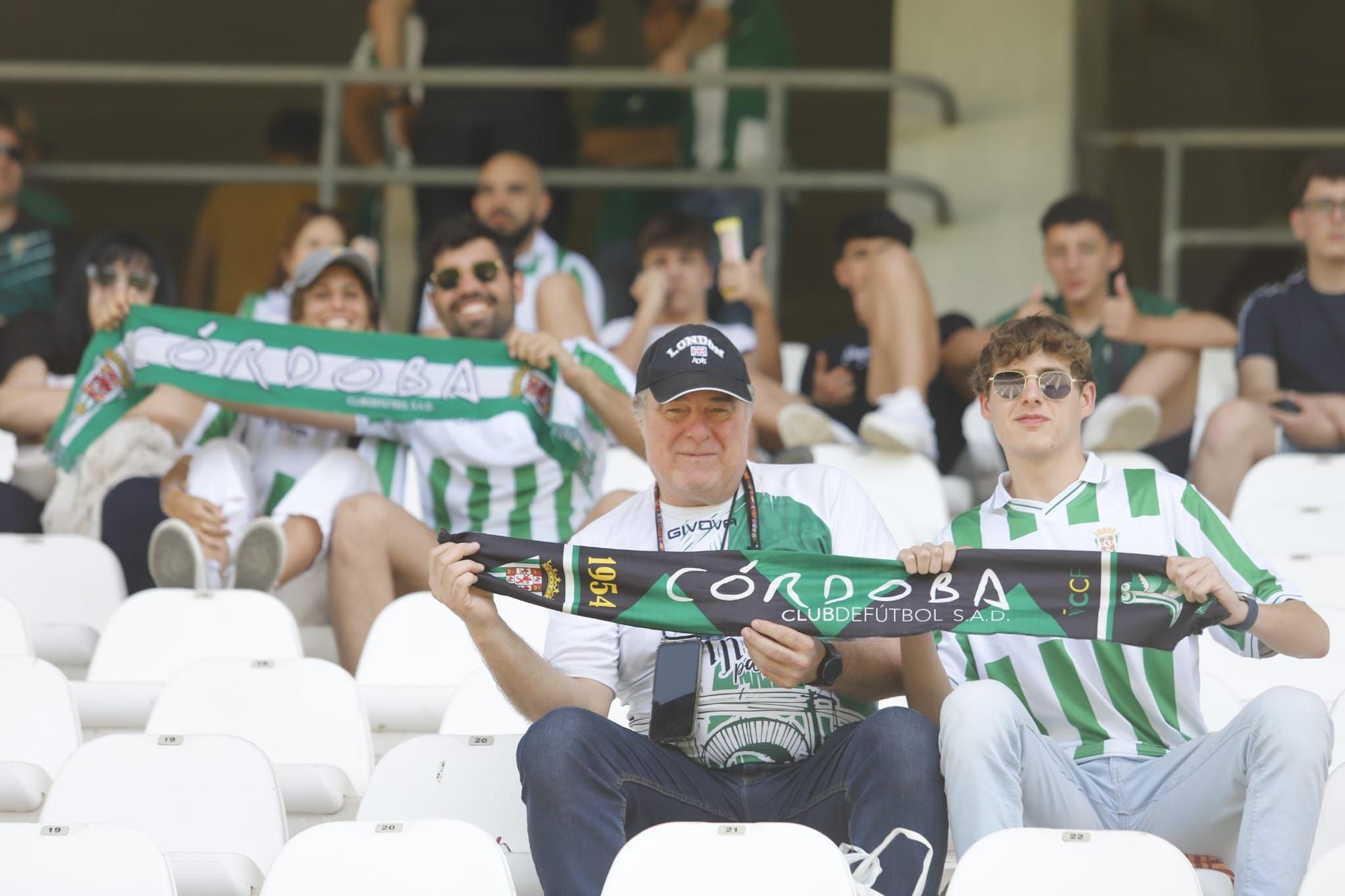 Córdoba CF-Alcoyano: las imágenes de la afición blanquiverde en El Arcángel