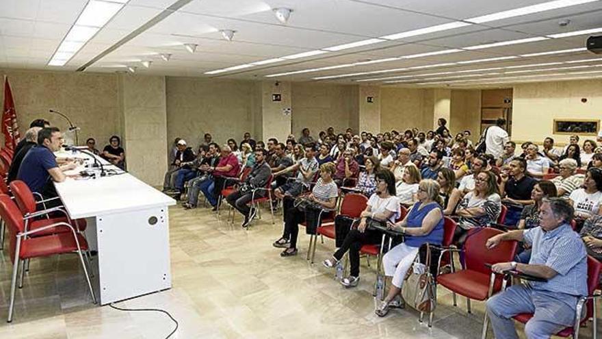 Imagen de la asamblea de trabajadores de hostelería celebrada ayer en la sede de UGT.