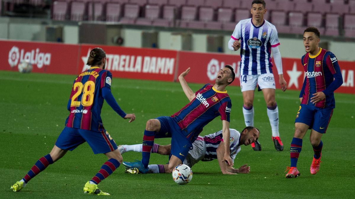 Mingueza recupera un balón después de que Busquets haya sufrido una falta.