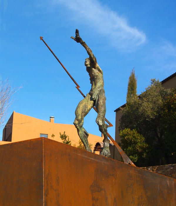 L'escultura "El llançador de Llampaies"