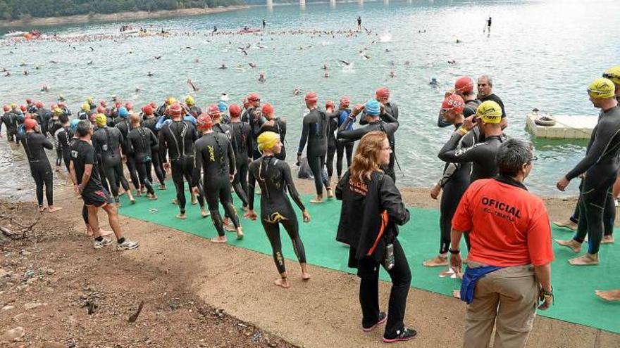 Els participants de la darrera edició al pantà de la Baells, abans d&#039;iniciar el segment de natació