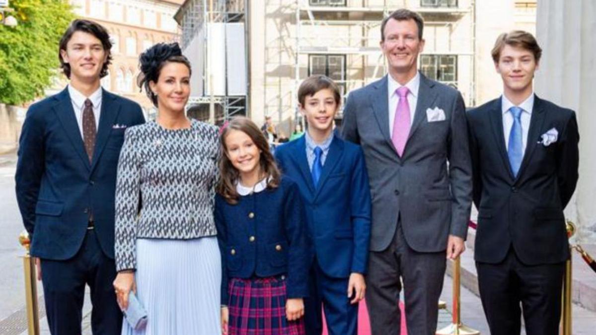 Joaquín de Dinamarca y Marie Cavallier, con sus hijos (dos de ellos de su primer matrimonio).