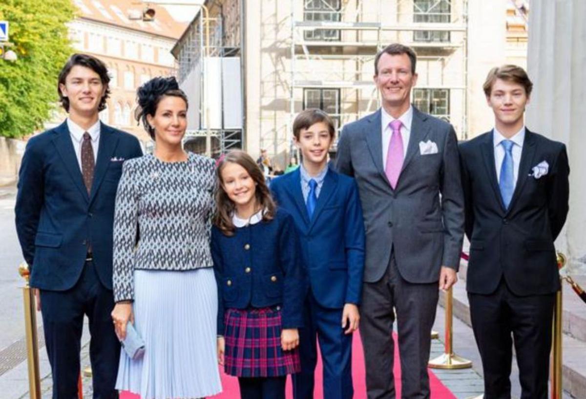 Joaquín de Dinamarca y Marie Cavallier, con sus hijos (dos de ellos de su primer matrimonio).