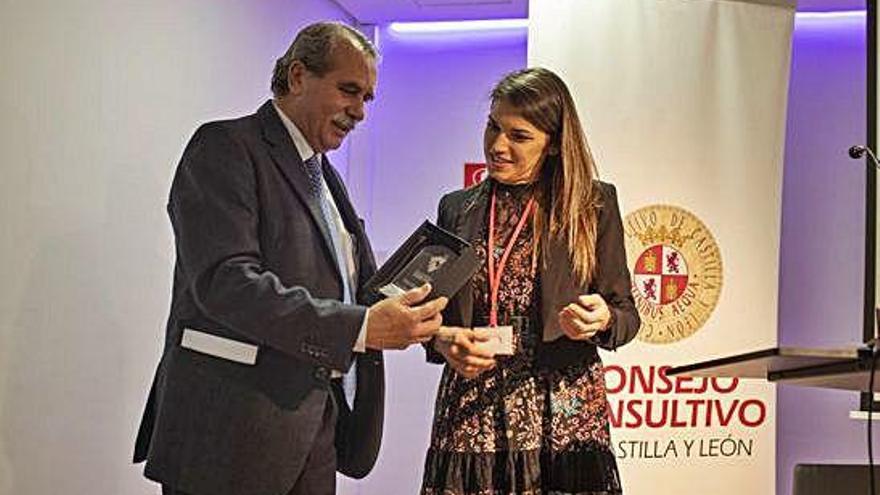 Sánchez de Vega recibe el Premio Solidarios de mano de la presidenta de la Red de Voluntarios Raquel Prieto. F.