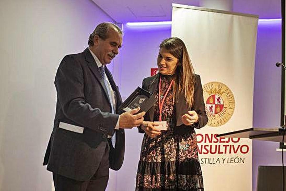 Sánchez de Vega recibe el Premio Solidarios de mano de la presidenta de la Red de Voluntarios Raquel Prieto. F.