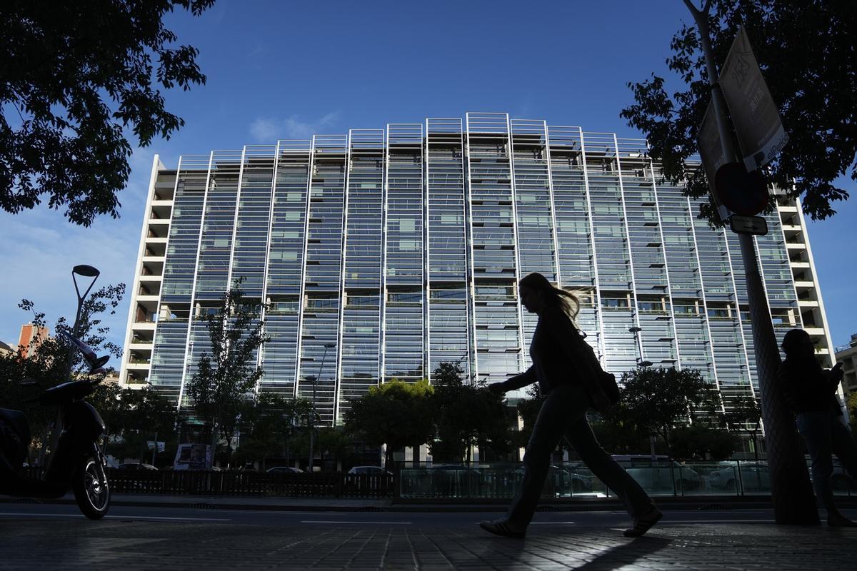 Fachada del edificio Estel, en Barcelona, donde se ubica la sede de AstraZeneca España, inaugurada este lunes.