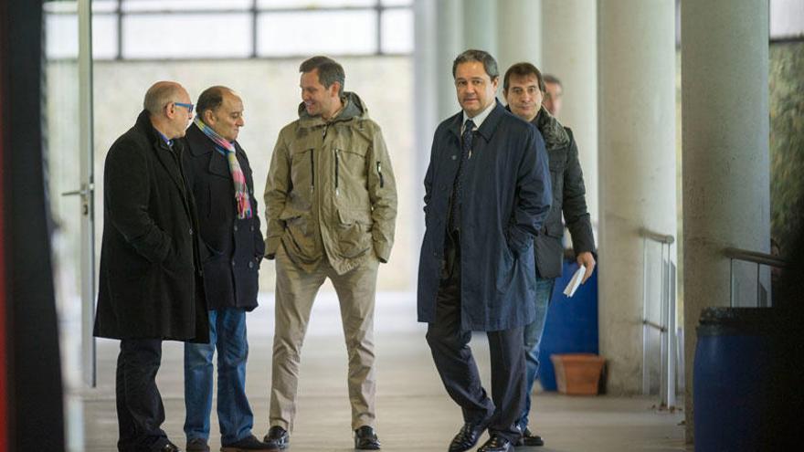 Rafael Budiño, José M. Miñones Conde y Tino Fernández en las instalaciones de Abegondo.