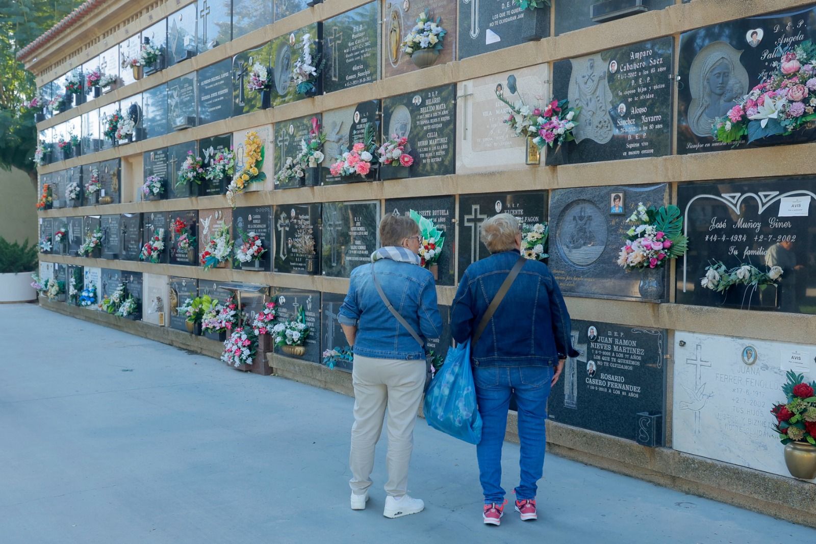 Los valencianos adelantan su visita al cementerio para evitar aglomeraciones