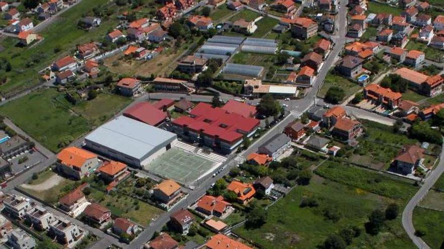 Una vista aérea del pabellón con las urbanizaciones alrededor. // S.Á.