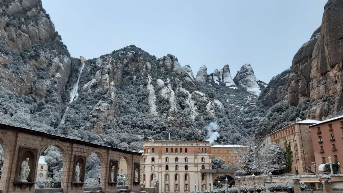 La neu pinta lleugerament de blanc Montserrat aquest dilluns