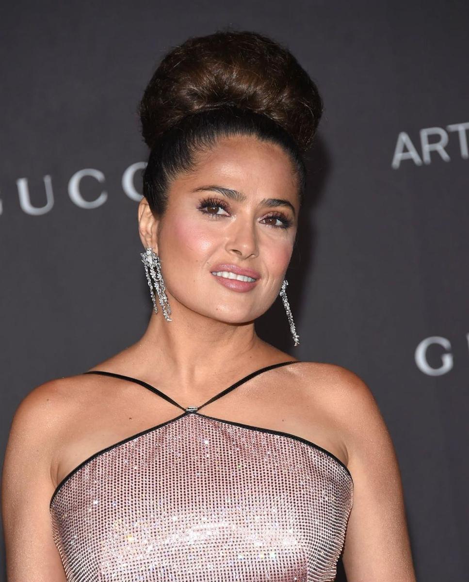 Detalle del moño alto con volumen que Salma Hayek ha llevado en la gala LACMA 2019