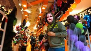 L’entrada del comerç Party Fiesta, al carrer de Consell de Cent de Barcelona a punt per al ’Halloween’.