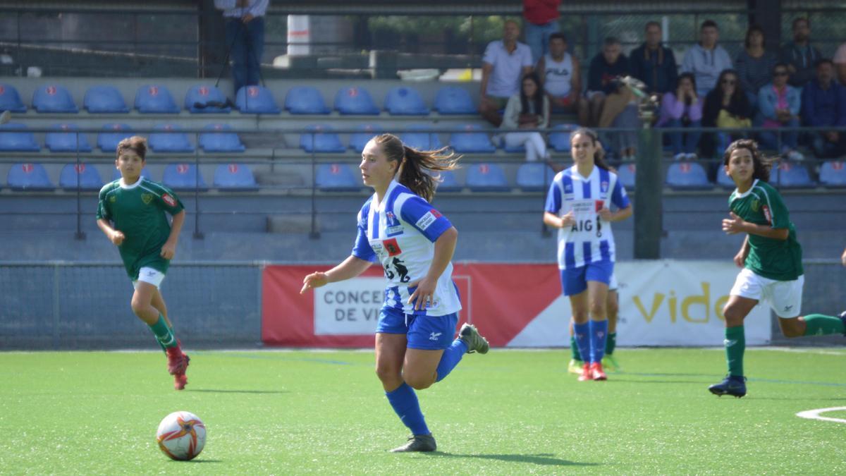 Una jugada del encuentro de ayer entre el Sárdoma y el Coruxo B cadete, en As Relfas.