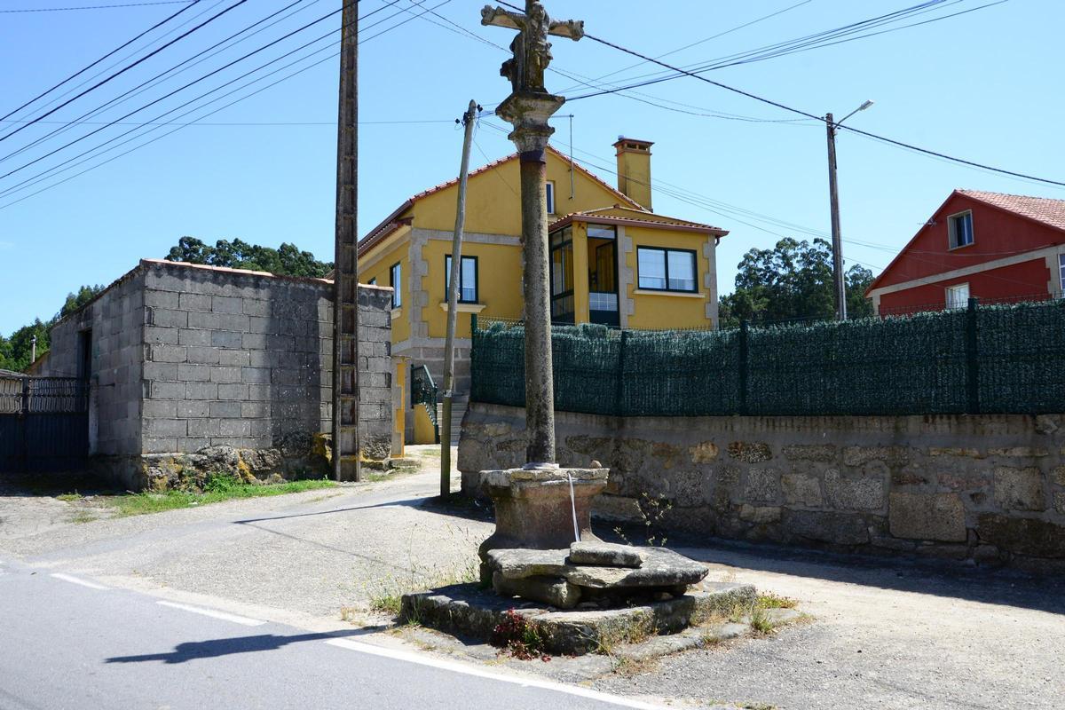El cruceiro de A Roza, en Beluso, que data del año 1791 y con su mesa procesional destrozada por la colisión de un coche.