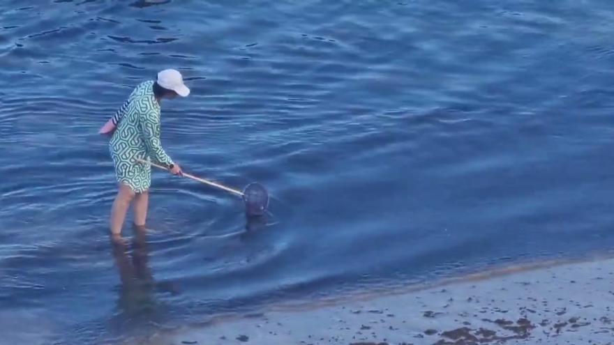 El gran gesto de una mujer que ha enamorado a todos: limpia el fondo marino de Las Canteras