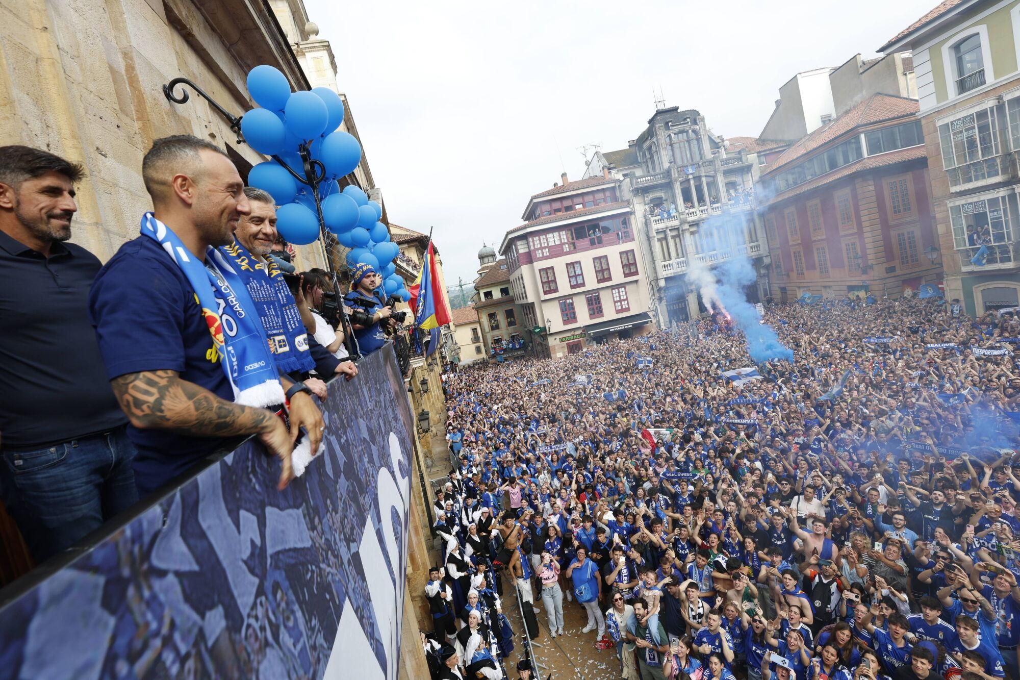 Locura azul en las calles de Oviedo para celebrar el ascenso del equipo a Primera División