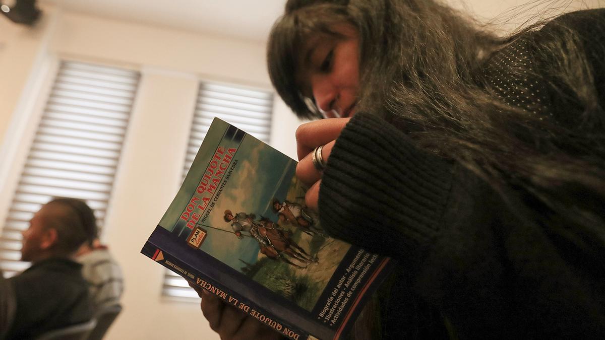 Una joven lee una edición del Quijote