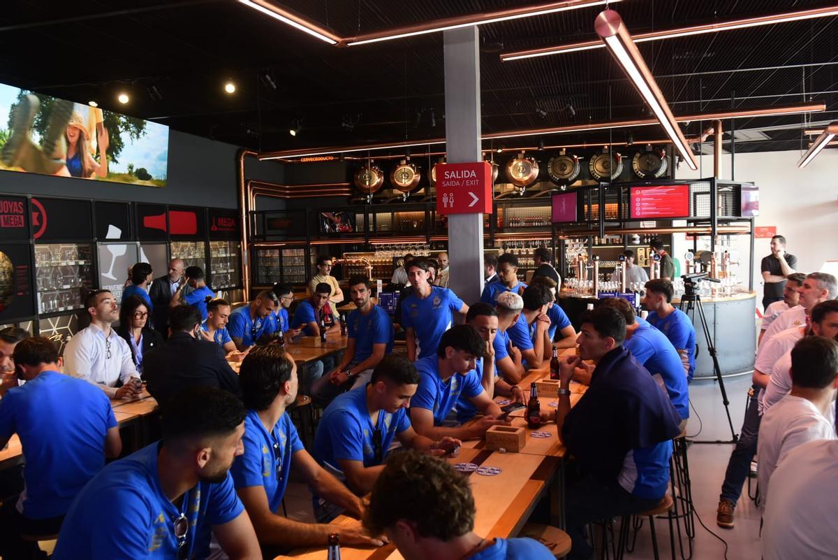 Continúa la celebración del ascenso: recepción en Abanca y fiesta en MEGA
