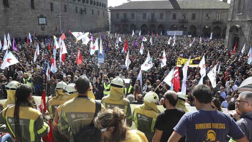 Miles de personas marchan contra los incendios que arrasaron Galicia