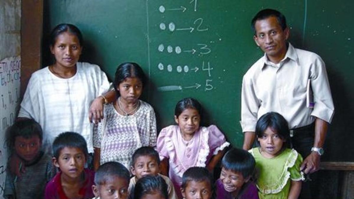 LARGO CAMINO.Los niños indígenas de  Guatemala recorren muchos kilómetros para acceder a una escuela.