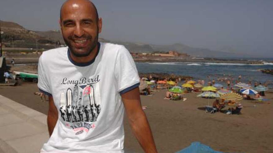 Manuel Pablo, en el paseo de la playa de El Puertillo, en Bañaderos. | j. c. castro