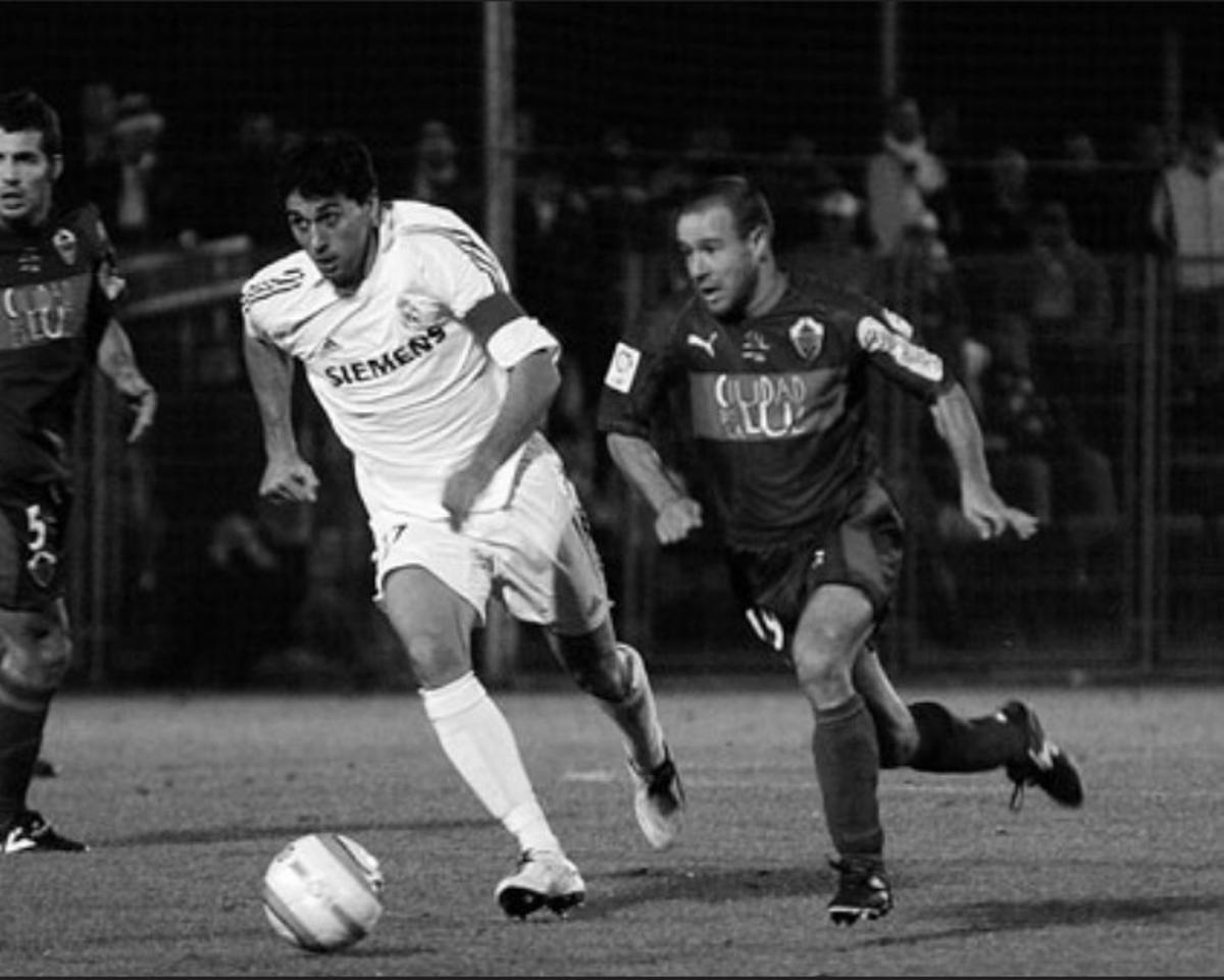 Arbeloa, capitán del Castilla en 2005, persigue a Alfredo durante su duelo contra el Elche