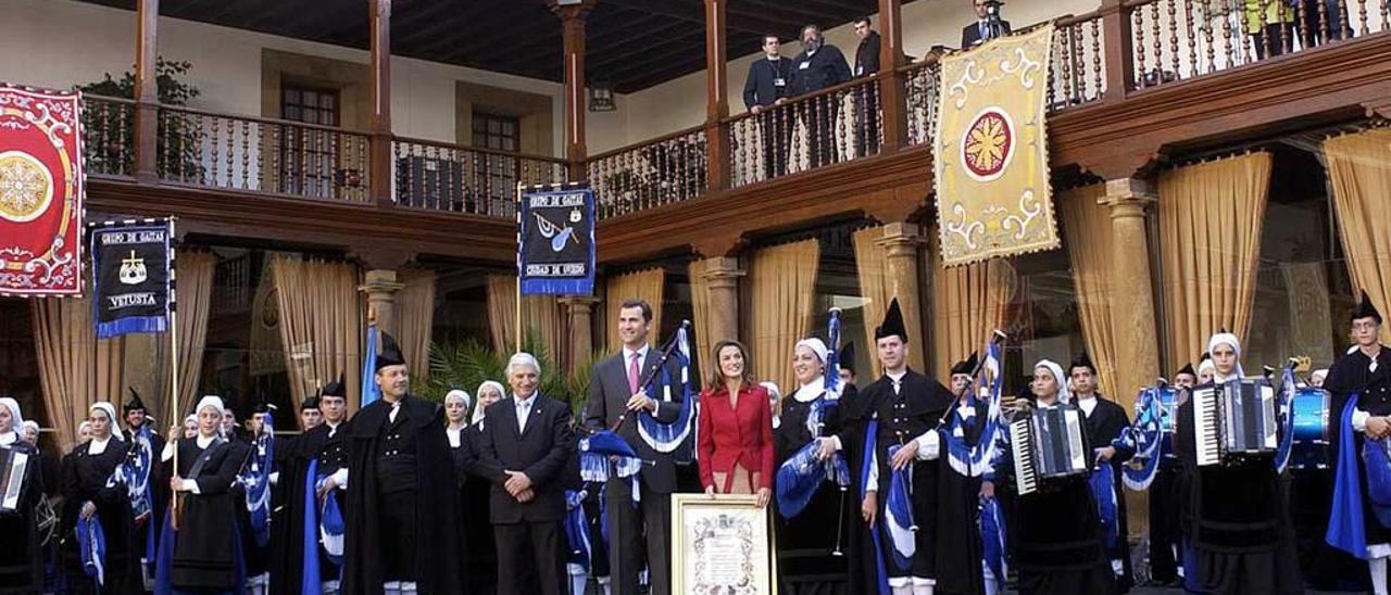 La banda posa con los Reyes en los premios &quot;Príncipe de Asturias&quot; de 2004.