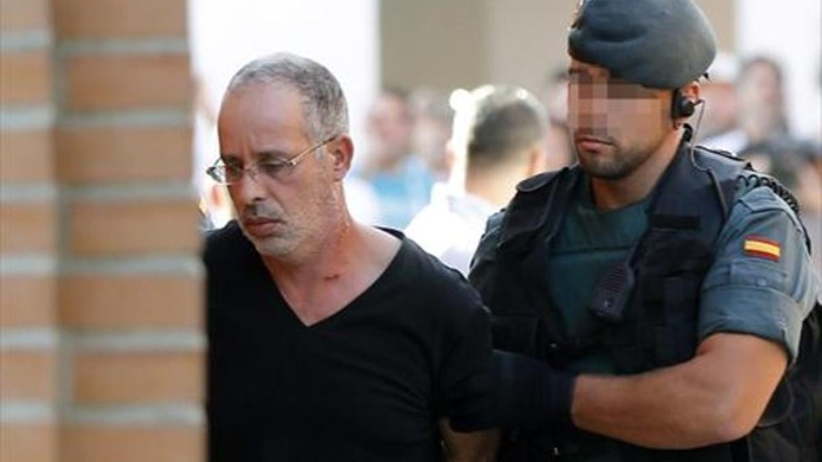 El detenido es conducido a la comandancia de la Guardia Civil de Madrid, en la localidad de Tres Cantos.
