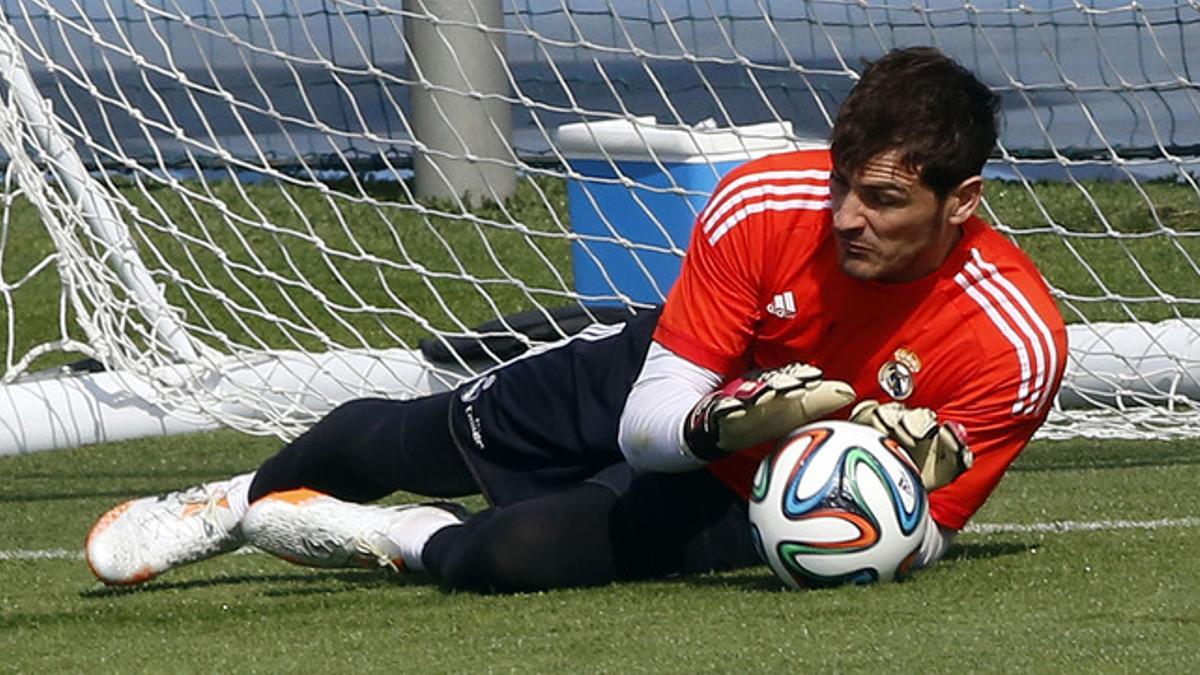 Iker Casillas, durante el entrenamiento de este martes en la ciudad deportiva de Valdebebas