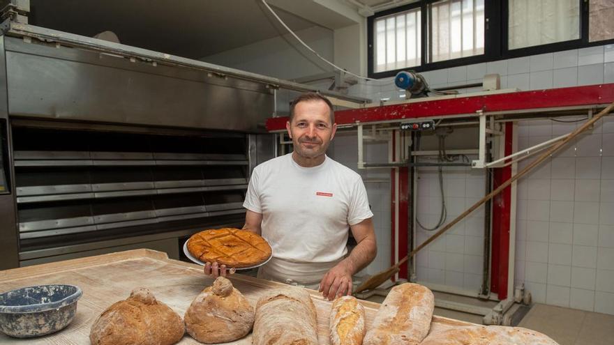 La histórica panadería de Arteixo que sigue haciendo el pan como hace un siglo: "De pequeño me dormía en los sacos de harina"