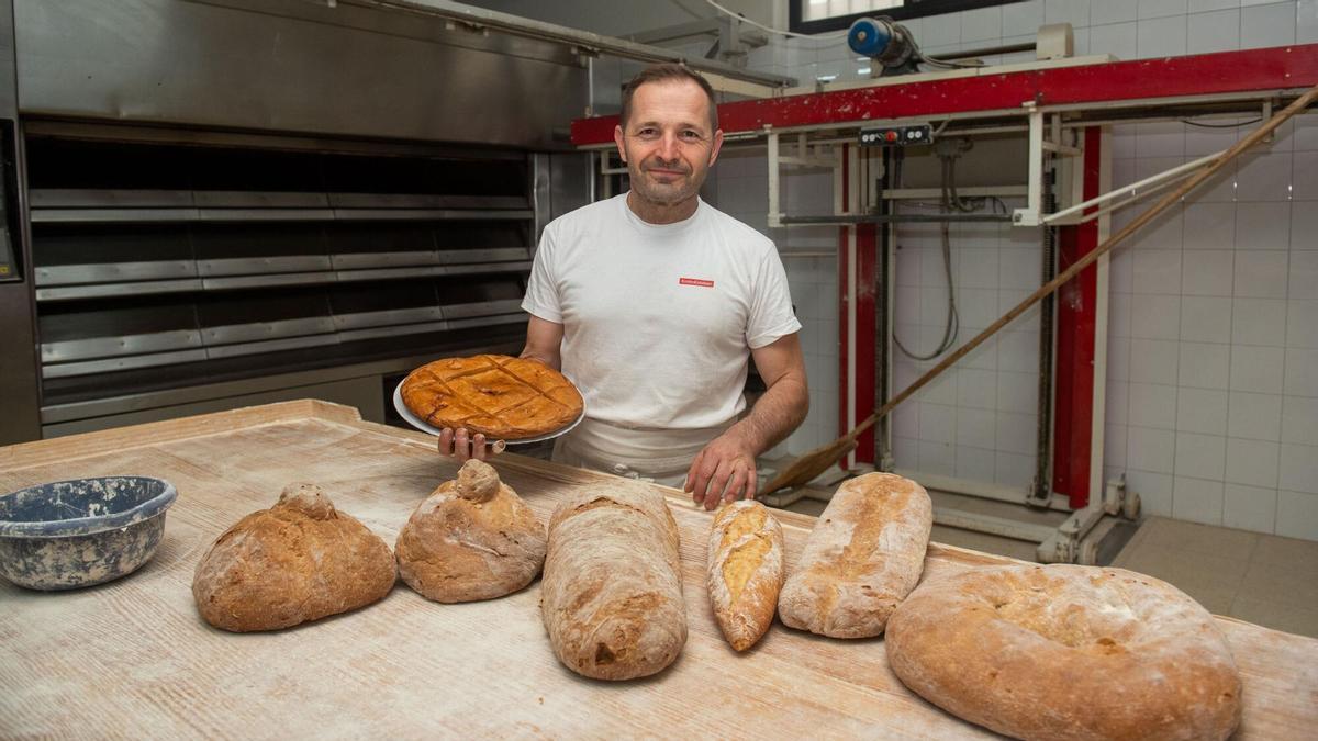 La histórica panadería de Arteixo que sigue haciendo el pan como hace un siglo: "De pequeño me dormía en los sacos de harina"