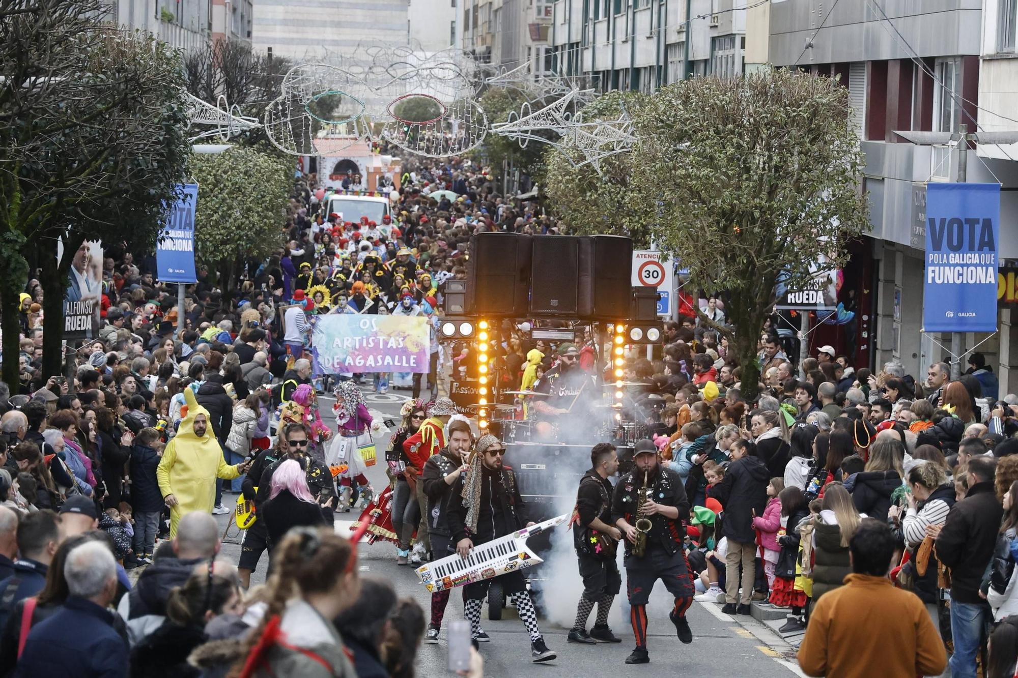 Santiago disfruta del tradicional desfile de Martes de Entroido