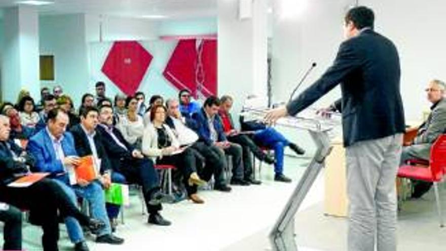 Oscar López critica en Mérida que el PP gobierne &quot;solo y contra todos&quot;